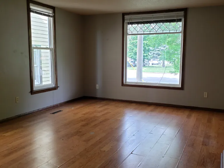 1020 5th Ave — Photo 9