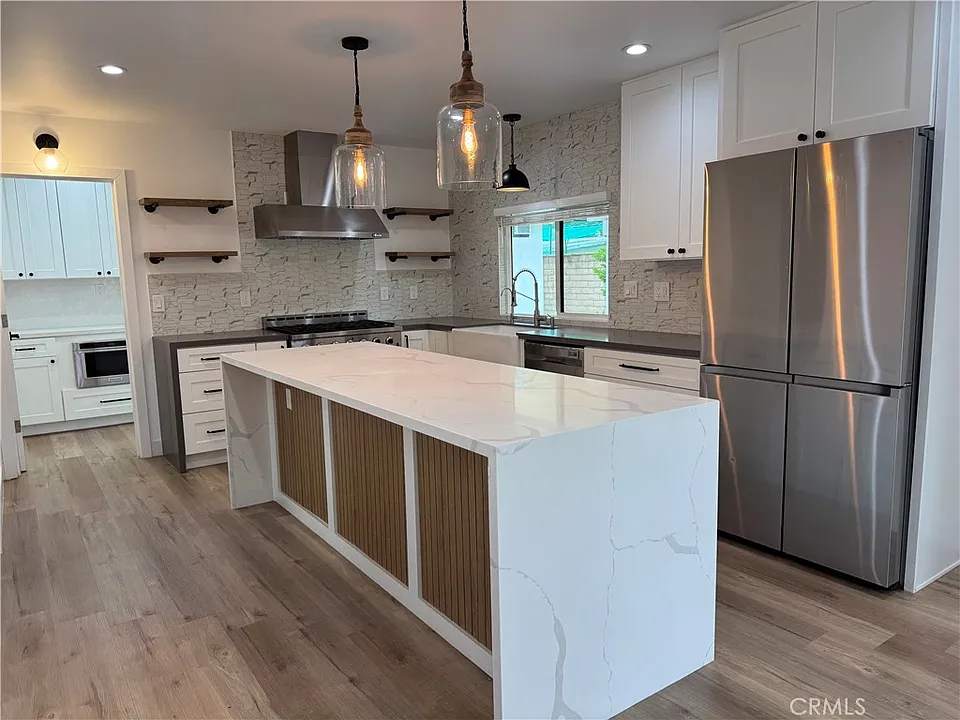 380 Mira Loma Pl