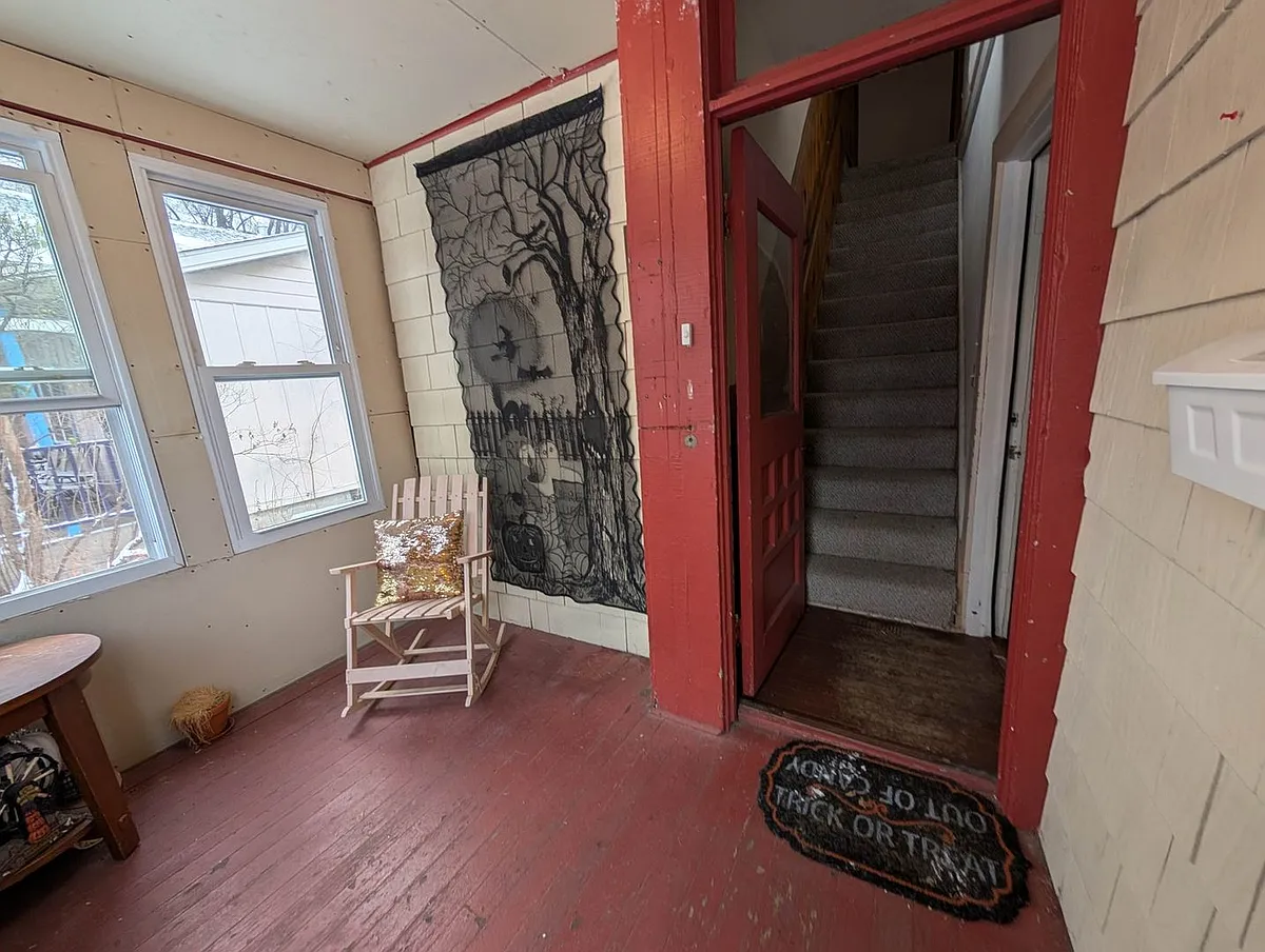 Building Photo - 612 7th St SE #1