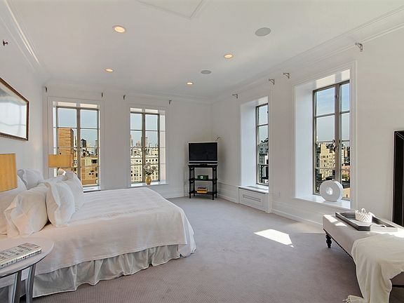 2nd image of 140 E 63rd St APT 17C
