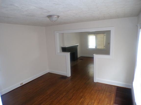 3rd image of 68 W Como Ave