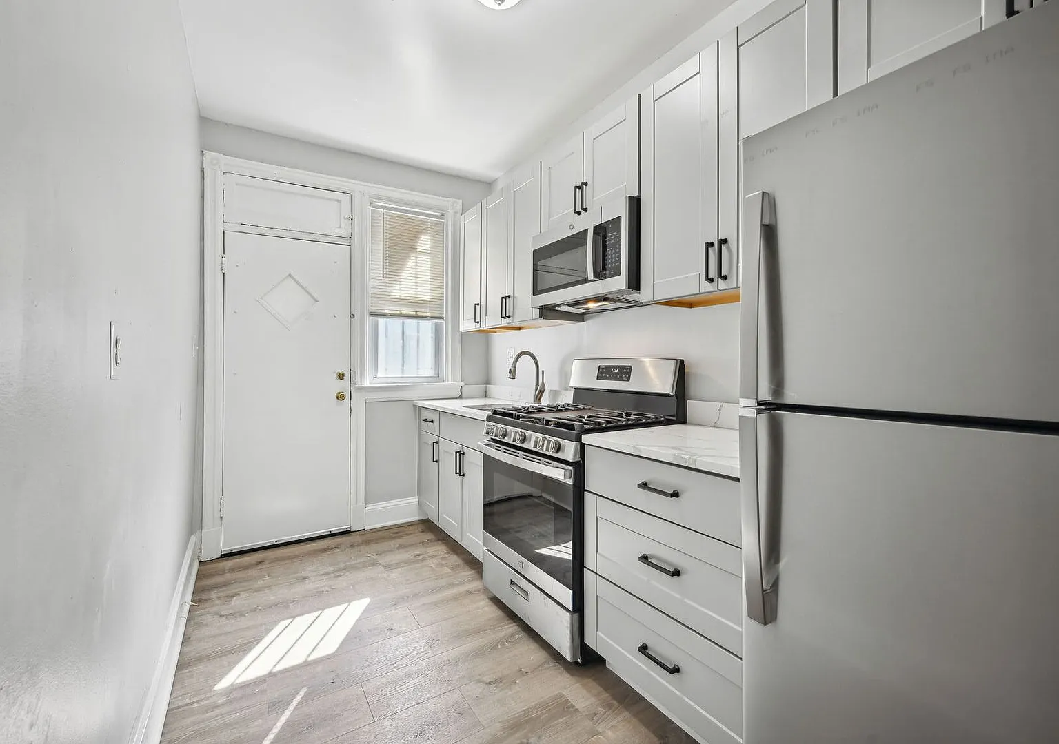 All Utilities Included - 5BR/2BA Rowhome with Washer/Dryer — Photo 4