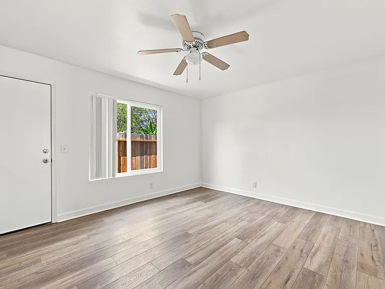 6329 Hummingbird St — Photo 15
