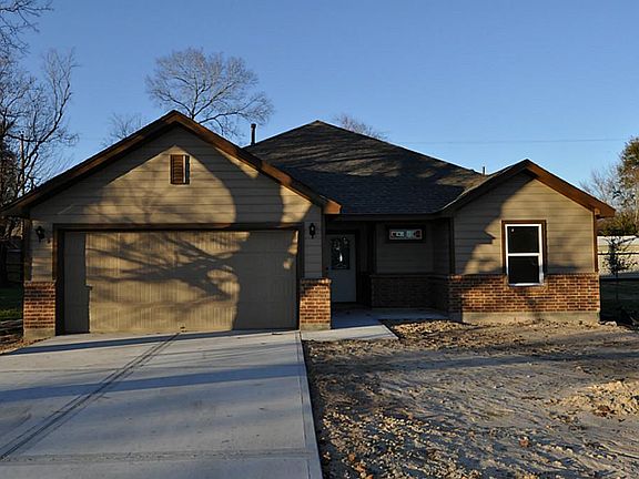 WORK WITH BUILDER! Select your own color carpet and landscaping and save $$$