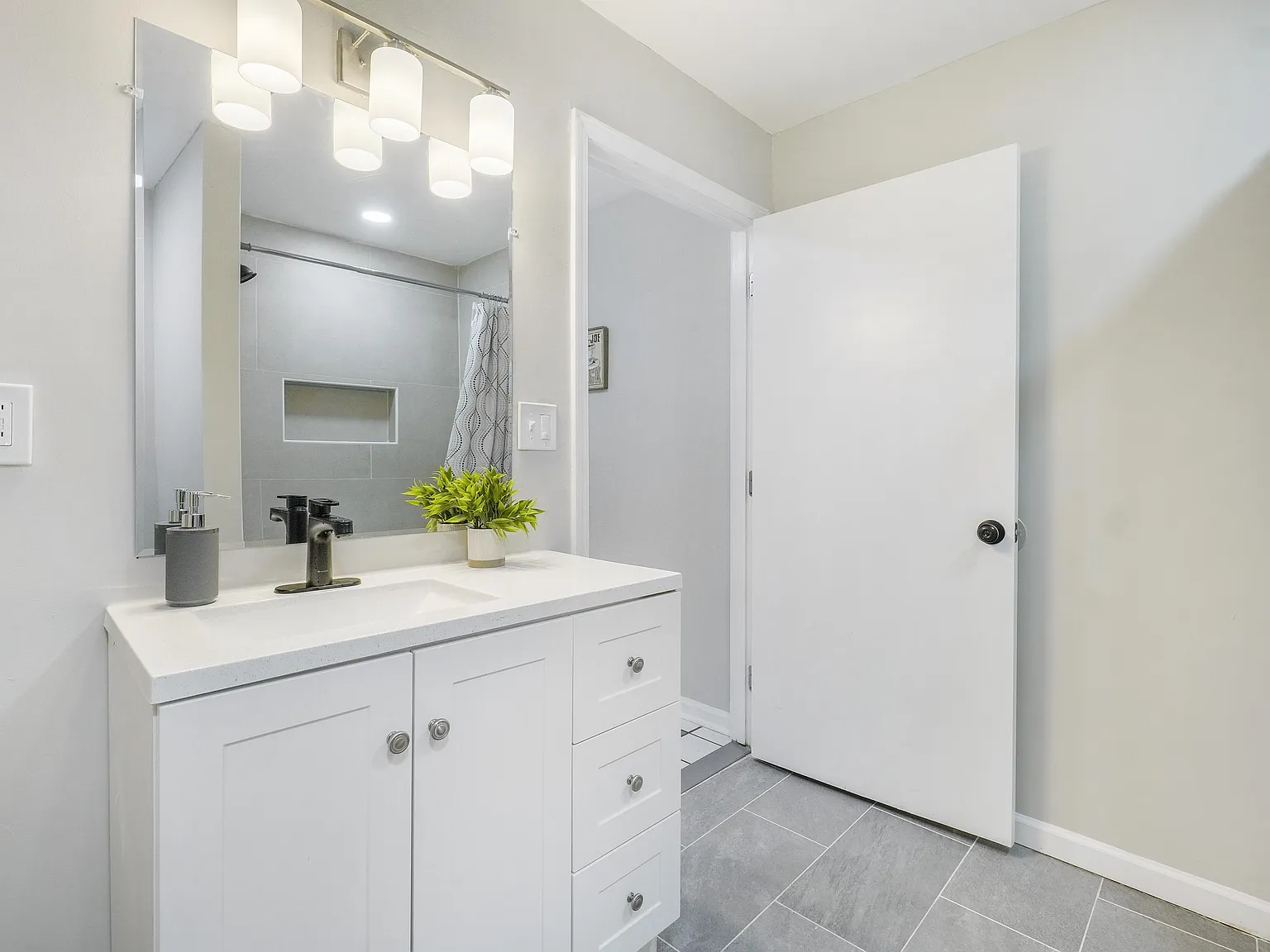 4 bed, 5.0 bath, 3000 sqft, $728 — Photo 3