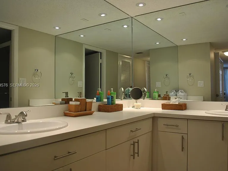6039 Collins Ave #1006 — Photo 14