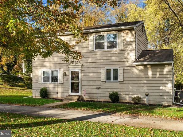 1 Hillcrest Dr, Downingtown, PA 19335