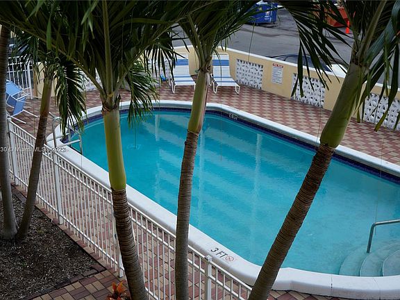 3rd image of 3061 NE 49th St APT 8