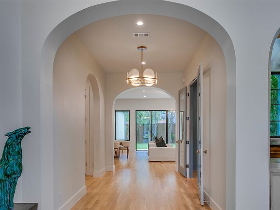 3rd image of 6943 Coronado Ave