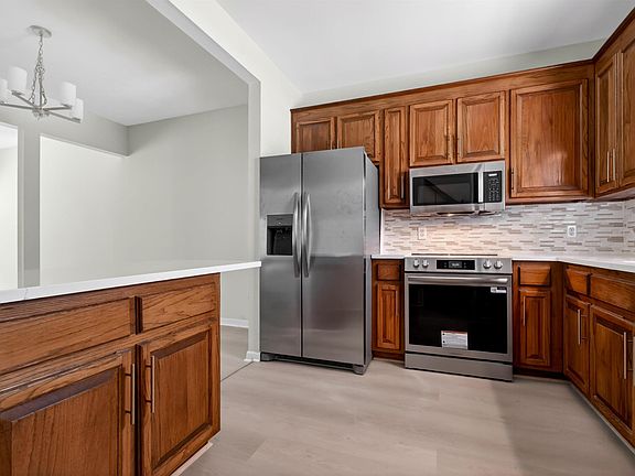 4th image of 2204 Ascot Ln