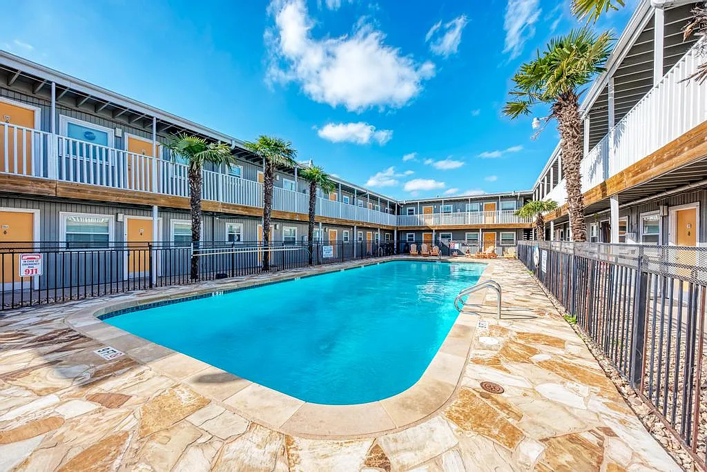 2 bed, 770 sqft, $1,200 — Photo 3