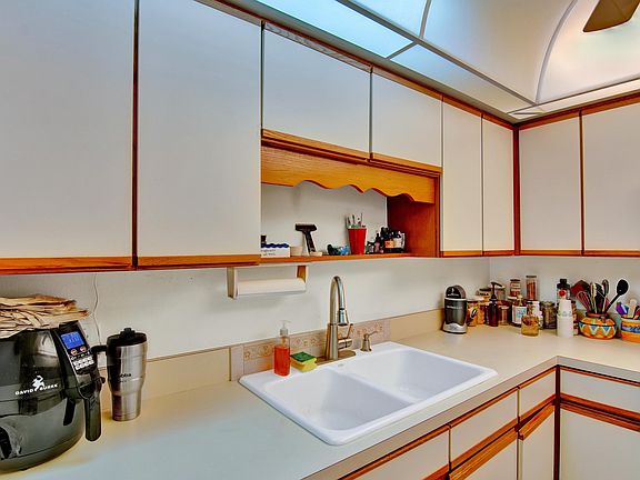 5th image of 631 Jubilee St