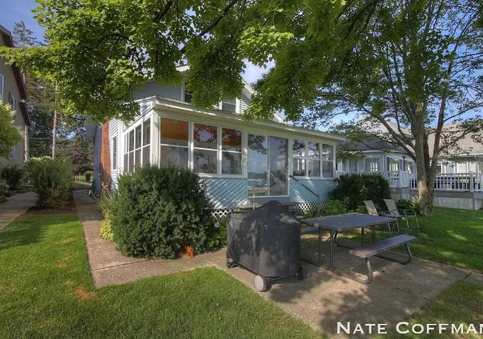 Lakefront 4 bed 2 bath home — Photo 3