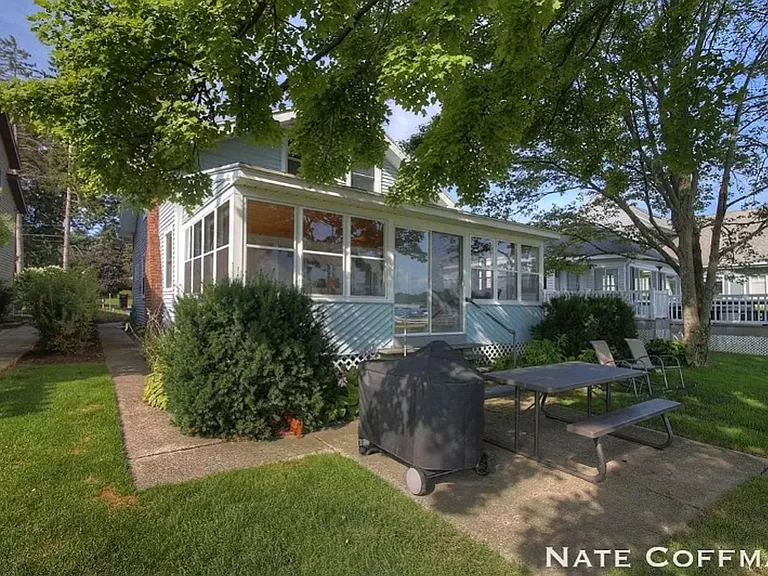 6894 Farrell Dr NE — Photo 3