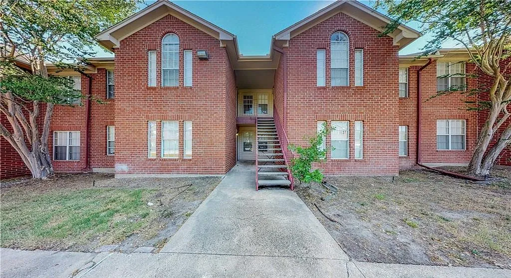 3 bed, 1000 sqft, $1,200 — Photo 1