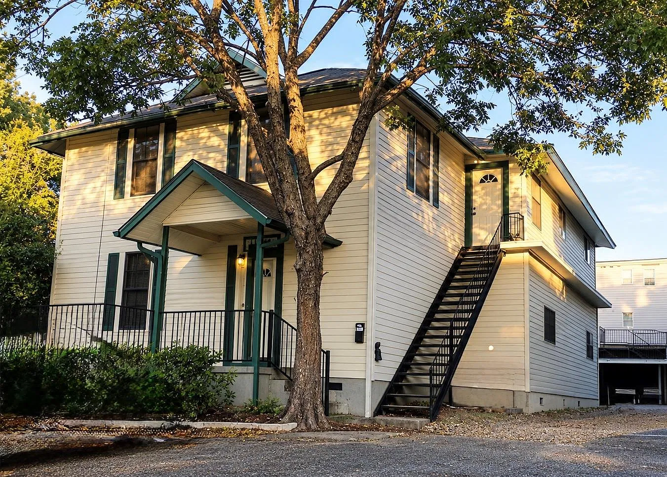 5 bed, 2.0 bath, 1952 sqft, $5,200 — Photo 1
