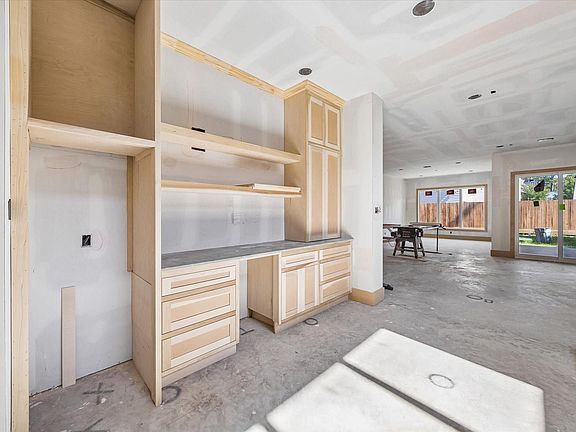 3rd image of 1050 W 42nd St
