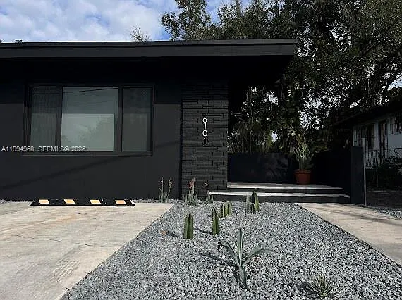 6101 NE Miami Ct #2 — Photo 3