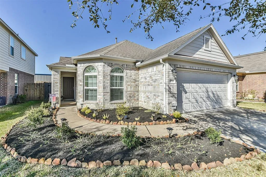 3 bed, 2.0 bath, 1804 sqft, $2,100 — Photo 3