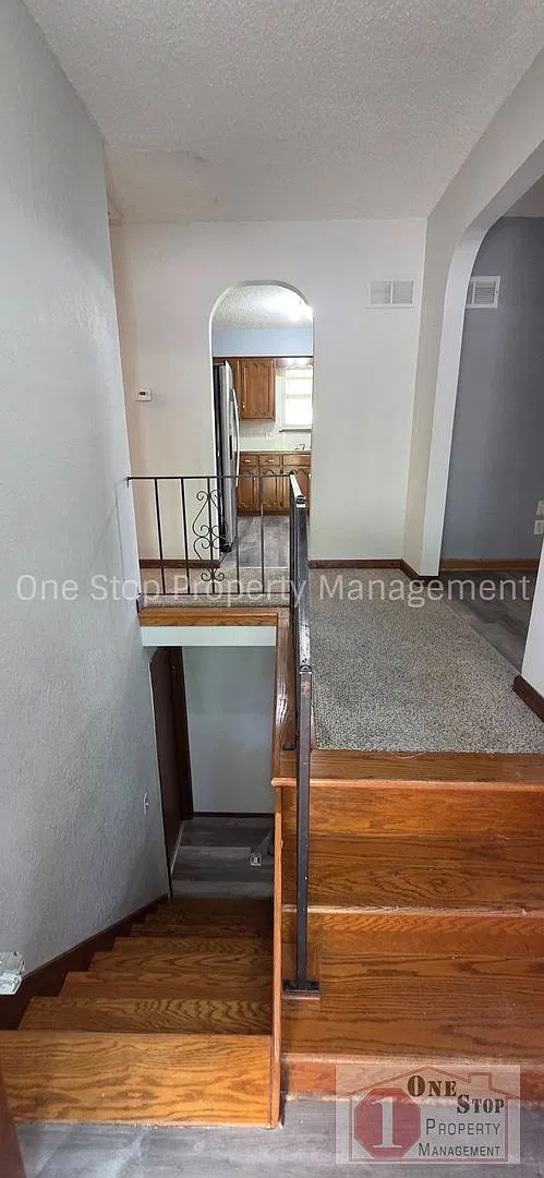 Beautifully Updated 3 Bedroom 2 bathroom Home in Blue Springs!! — Photo 2