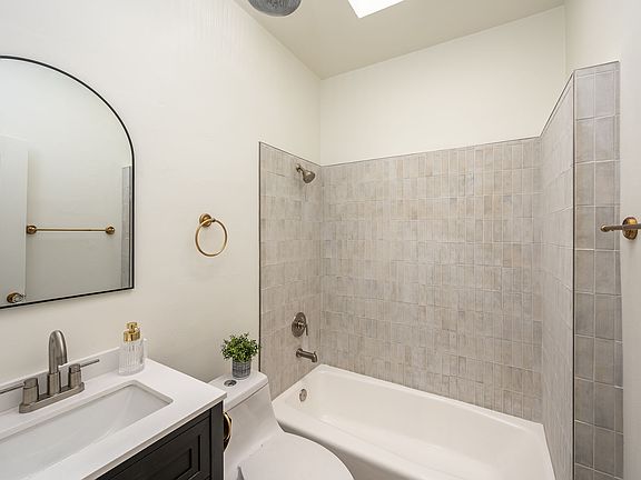 3rd image of 932 Coronado Ave #1