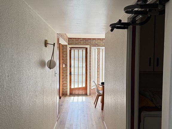 4th image of 283 E Everglade Ave