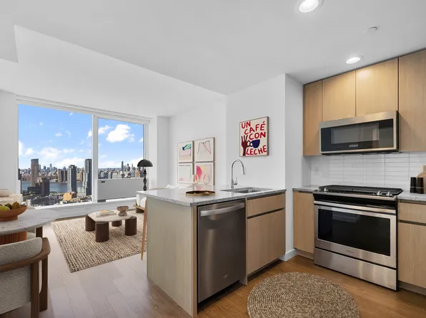 22-44 Jackson Avenue image 1 of 28