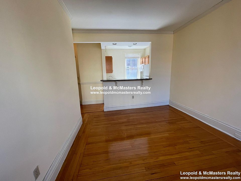 2nd image of 17 Queensberry St #32