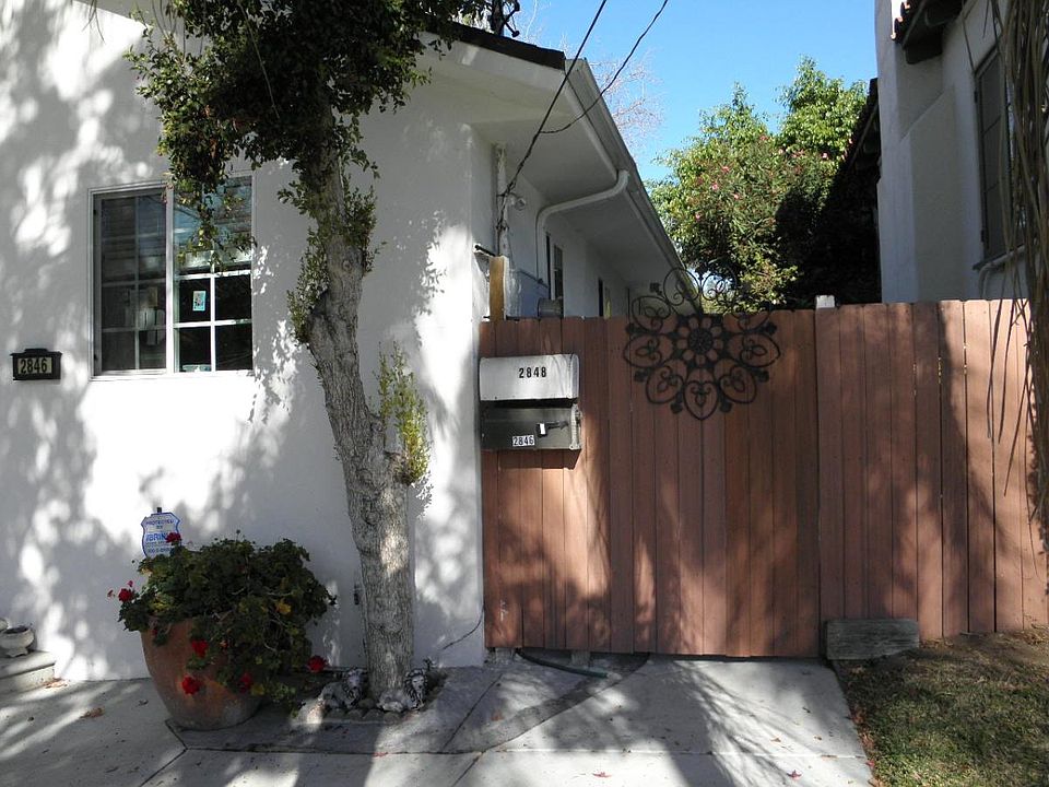 Entry From Street To GUEST HOUSE