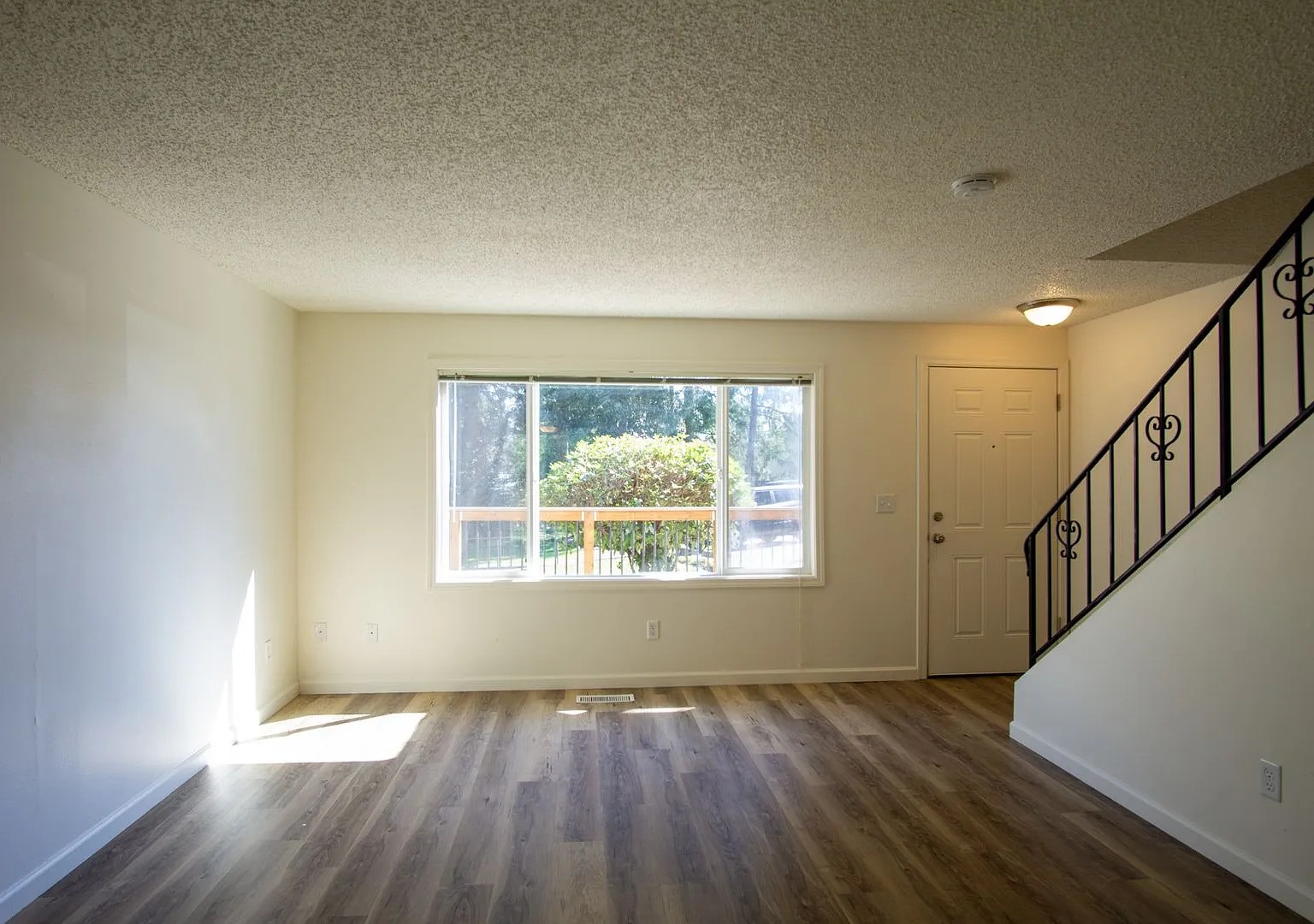 Updated 2 Bedroom Townhouse- Private Patio, Dining Space, Parking, W/D + D/W!! — Photo 4