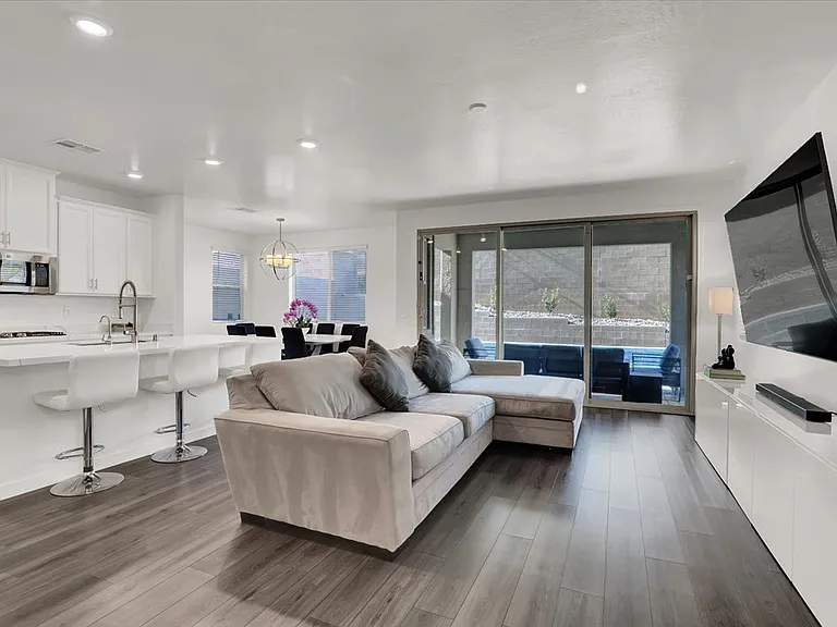 12340 Harbor Isle Ave — Photo 2