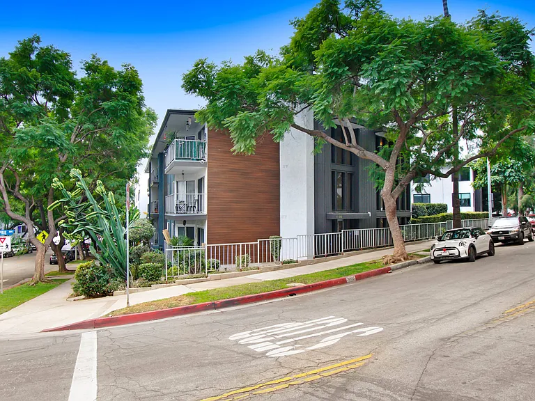 8300 De Longpre — Photo 17