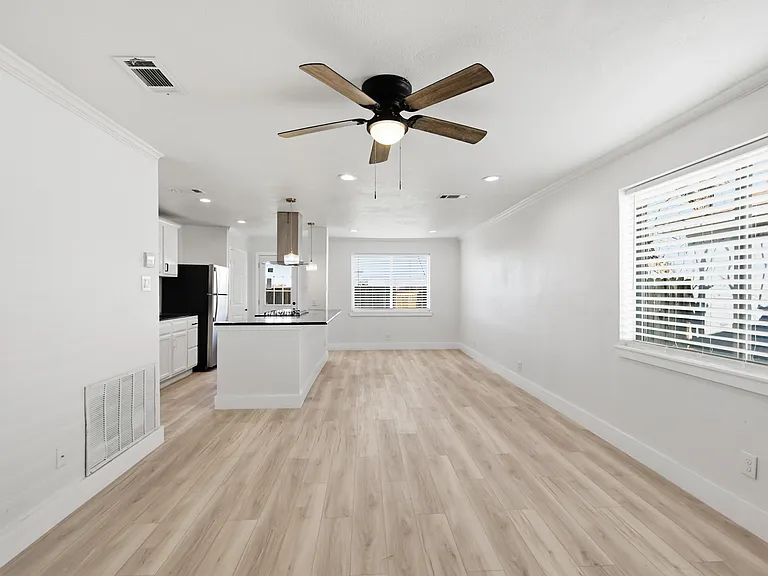 1002 Mardi Gras Ln — Photo 25