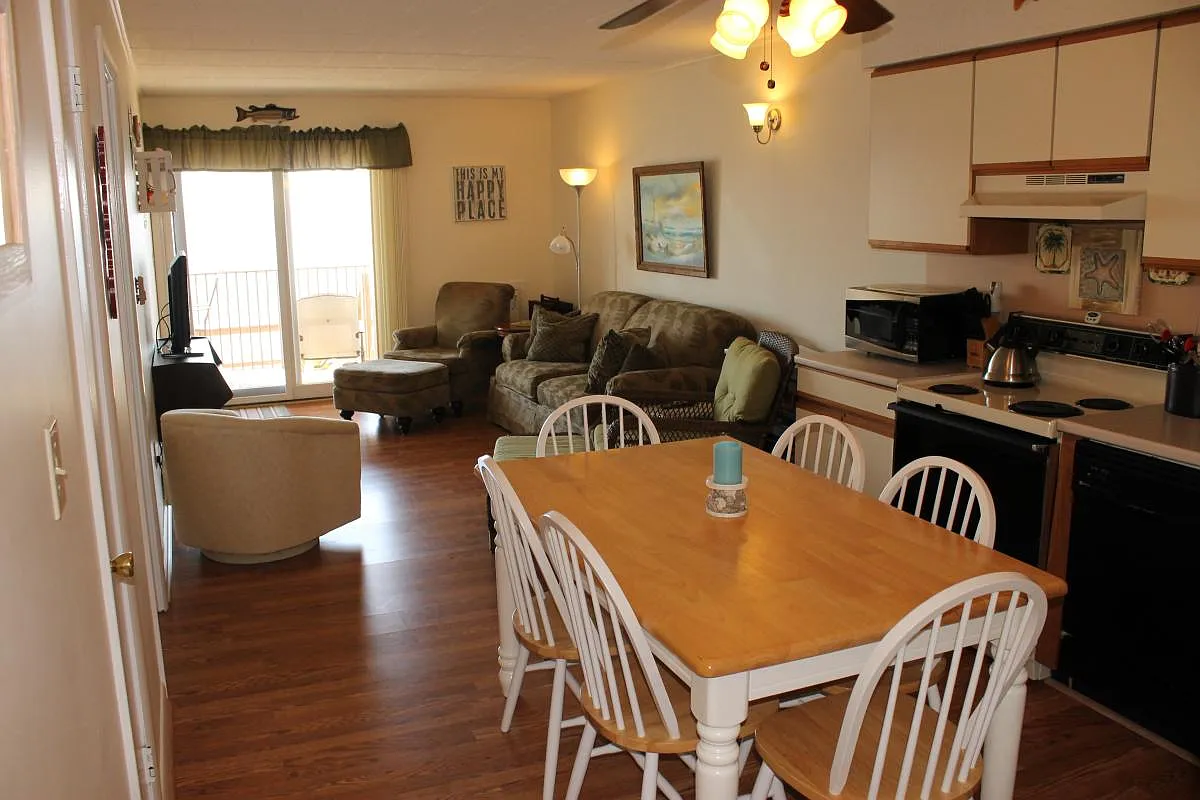 2 bed, 792 sqft, $2,200 — Photo 3