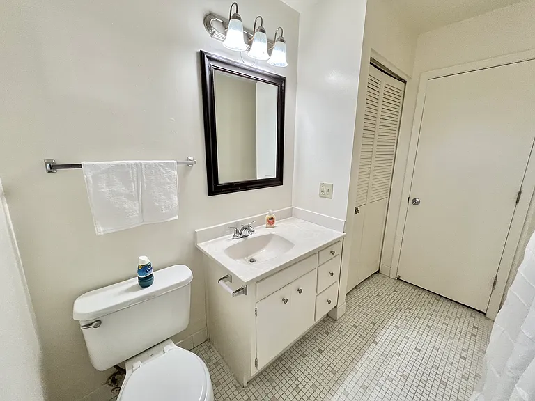 Mayfair Apartments — Photo 40