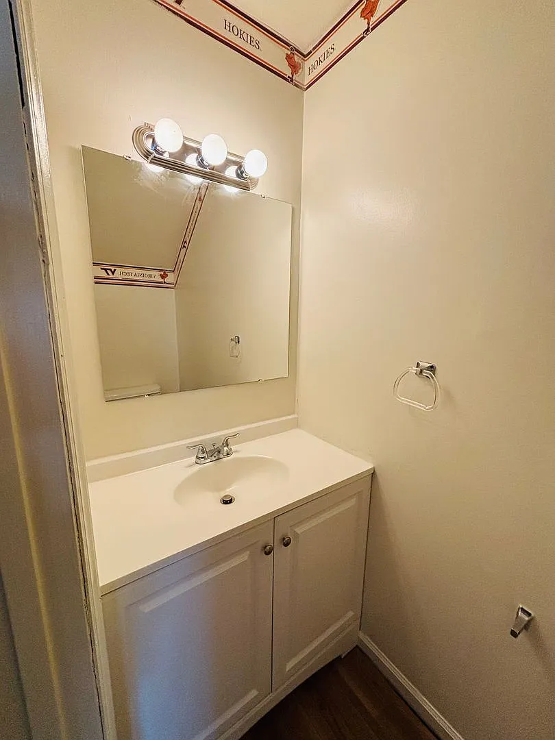 4 Bedroom 2.5 Bath Townhouse — Photo 4