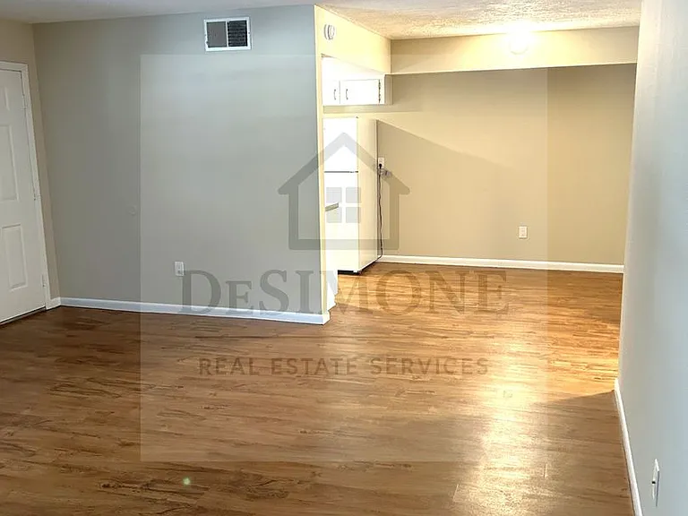906 NE 3rd St — Photo 3