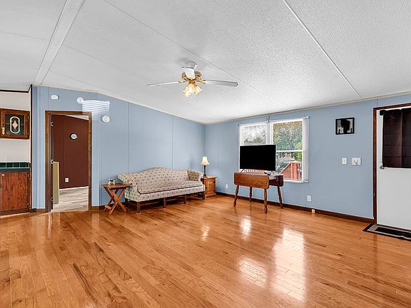 4th image of 606 Daniella Dr.