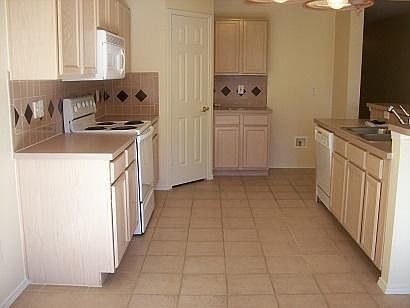 4th image of 300 Oxford Dr