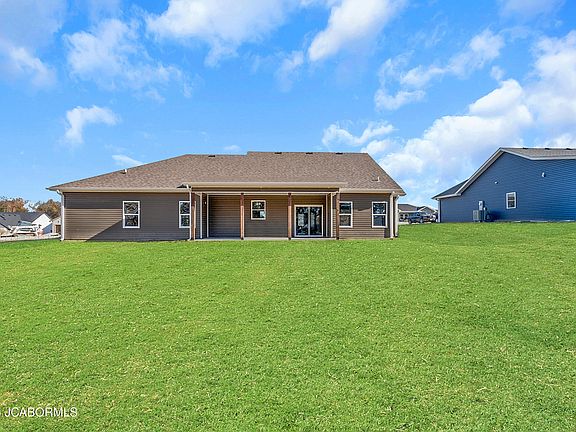 3rd image of 774 Vine Dr