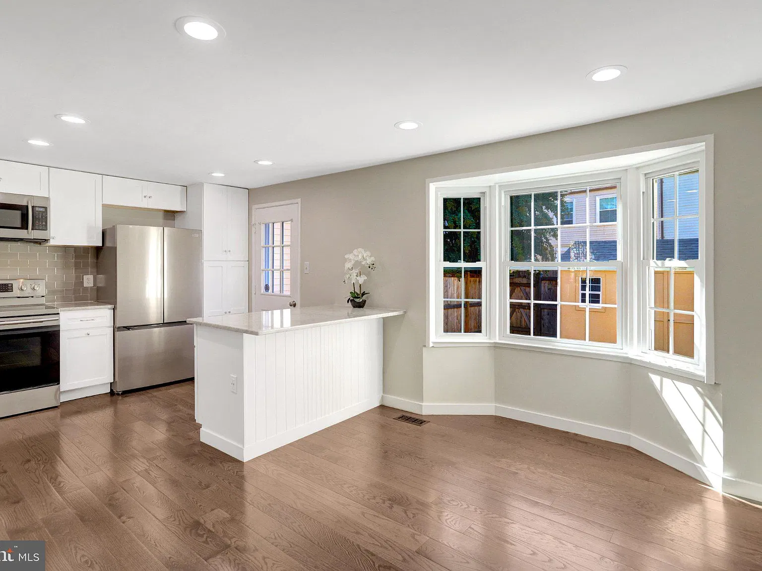 3 bed, 3.5 bath, 1866 sqft, $4,200 — Photo 2