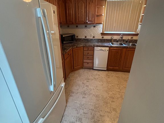 3rd image of 4405 Jamieson Ave