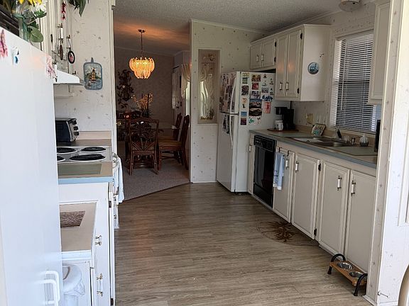 3rd image of 38 Falls Way Dr