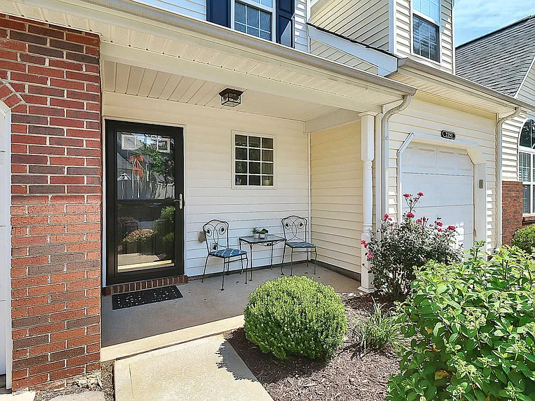 2292 Hanover Ct — Photo 2