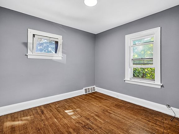 4th image of 11617 Forest Ave #2