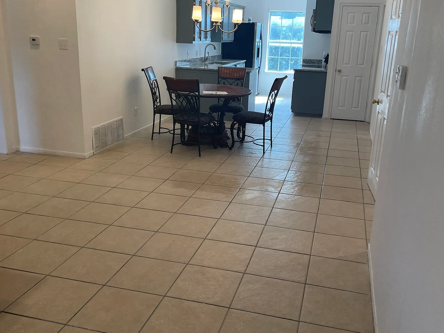 4 bed, 1600 sqft, $595 — Photo 3