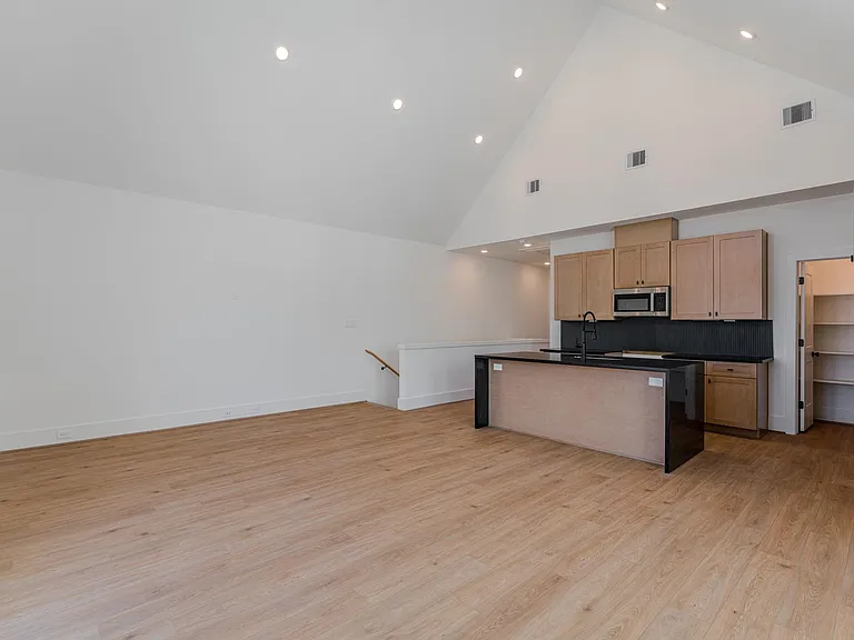 7605 Victory Reserve St — Photo 9