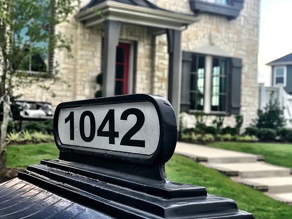1042 Fullerton Dr - will you be lucky enough to have this ne