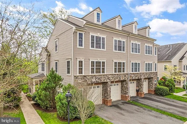 Chatsworth Village Condo — Photo 2