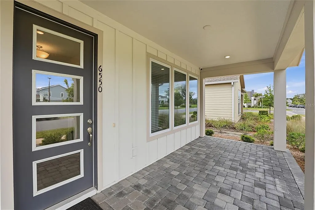 3 bed, 2.0 bath, 2583 sqft, $2,850 — Photo 2
